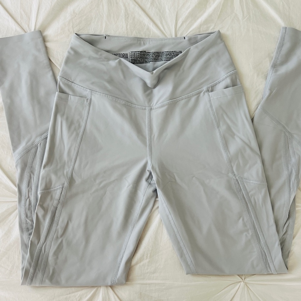 VICTORIA'S SECRET
Total Knockout Legging size small